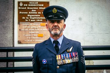 Reims, Fransa, 7 Mayıs 2025 II. Dünya Savaşı askeri üniformalarındaki hevesliler, Reims şehir merkezinde gerçekleşen özgürlüğün 80. yıldönümü kutlamalarına katıldılar..