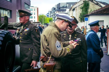 Reims, Fransa, 7 Mayıs 2025 II. Dünya Savaşı askeri üniformalarındaki hevesliler, Reims şehir merkezinde gerçekleşen özgürlüğün 80. yıldönümü kutlamalarına katıldılar..