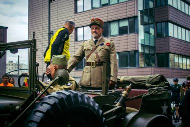 Reims, Fransa, 7 Mayıs 2025 II. Dünya Savaşı askeri üniformalarındaki hevesliler, Reims şehir merkezinde gerçekleşen özgürlüğün 80. yıldönümü kutlamalarına katıldılar..