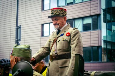 Reims, Fransa, 7 Mayıs 2025 II. Dünya Savaşı askeri üniformalarındaki hevesliler, Reims şehir merkezinde gerçekleşen özgürlüğün 80. yıldönümü kutlamalarına katıldılar..