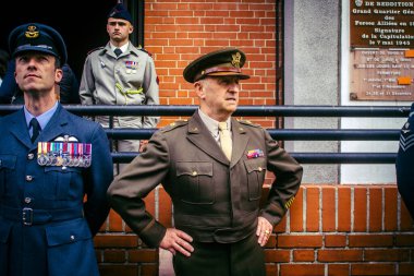 Reims, Fransa, 7 Mayıs 2025 II. Dünya Savaşı askeri üniformalarındaki hevesliler, Reims şehir merkezinde gerçekleşen özgürlüğün 80. yıldönümü kutlamalarına katıldılar..