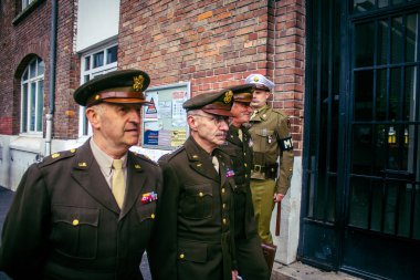 Reims, Fransa, 7 Mayıs 2025 II. Dünya Savaşı askeri üniformalarındaki hevesliler, Reims şehir merkezinde gerçekleşen özgürlüğün 80. yıldönümü kutlamalarına katıldılar..