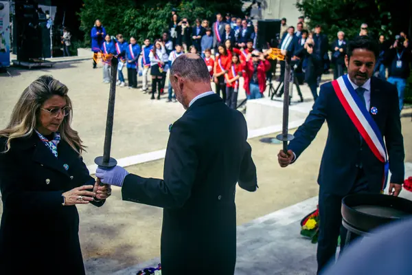 Reims, Fransa, 7 Mayıs 2025 Arnaud Robinet, Reims Belediye Başkanı ve Patricia Miralls, Silahlı Kuvvetler Delegesi, Özgürlük 'ün 80. yıldönümü anısına alevi yaktı.