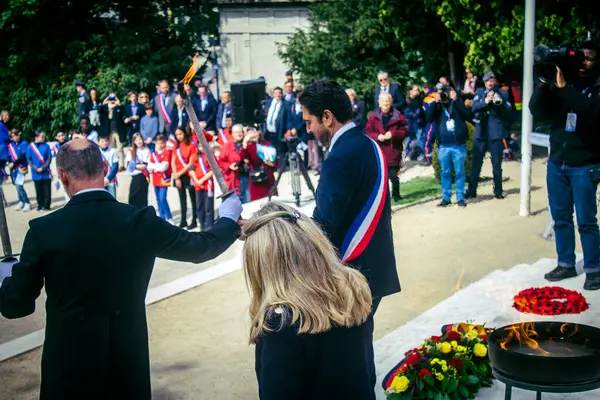 Reims, Fransa, 7 Mayıs 2025 Arnaud Robinet, Reims Belediye Başkanı ve Patricia Miralls, Silahlı Kuvvetler Delegesi, Özgürlük 'ün 80. yıldönümü anısına alevi yaktı.