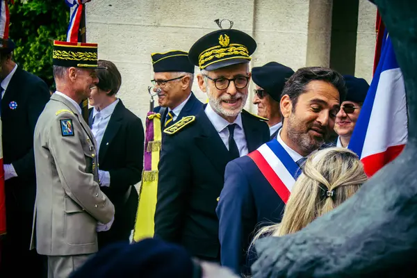 Reims, Fransa, 7 Mayıs 2025 Arnaud Robinet, Reims Belediye Başkanı ve Patricia Miralls, Silahlı Kuvvetler Delegesi, Özgürlük 'ün 80. yıldönümü anısına alevi yaktı.