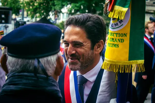 Reims, Fransa, 7 Mayıs 2025 Reims Belediye Başkanı Arnaud Robinet, Reims kentindeki savaş anıtının 80. yıldönümünde düzenlenen törene katıldı..