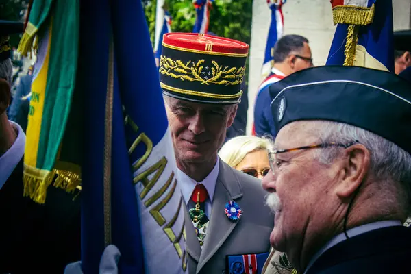 Reims, Fransa, 7 Mayıs 2025 Fransız Silahlı Kuvvetleri Komutanı, Reims şehir merkezindeki savaş anıtının 80. yıldönümü anma törenine katılıyor..
