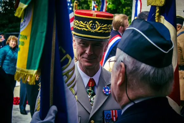 Reims, Fransa, 7 Mayıs 2025 Fransız Silahlı Kuvvetleri Komutanı, Reims şehir merkezindeki savaş anıtının 80. yıldönümü anma törenine katılıyor..