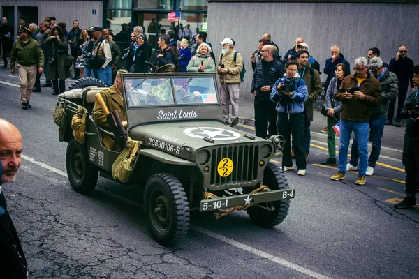 Reims, Fransa, 7 Mayıs 2025 Eski Askeri Araçlar Geçidi Reims caddelerinde gerçekleşir. Reims 'deki Özgürlük' ün 80. yıldönümüne katılıyorlar..