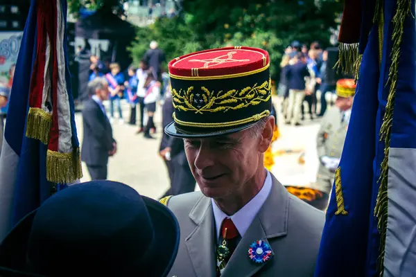 Reims, Fransa, 7 Mayıs 2025 Fransız Silahlı Kuvvetleri Komutanı, Reims şehir merkezindeki savaş anıtının 80. yıldönümü anma törenine katılıyor..