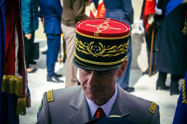 Reims, Fransa, 7 Mayıs 2025 Fransız Silahlı Kuvvetleri Komutanı, Reims şehir merkezindeki savaş anıtının 80. yıldönümü anma törenine katılıyor..