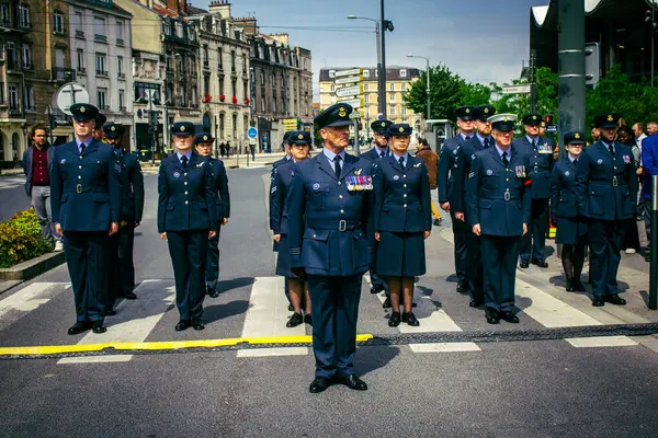 Reims, Fransa, 7 Mayıs 2025 Yabancı silahlı kuvvetler, Reims şehir merkezindeki savaş anıtının 80. yıldönümü anma törenine katılıyor..