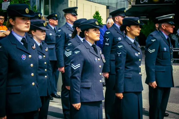 Reims, Fransa, 7 Mayıs 2025 Yabancı silahlı kuvvetler, Reims şehir merkezindeki savaş anıtının 80. yıldönümü anma törenine katılıyor..