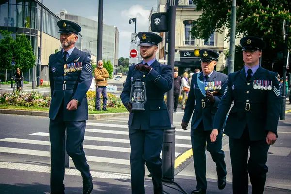 Reims, Fransa, 7 Mayıs 2025 Yabancı silahlı kuvvetler, Reims şehir merkezindeki savaş anıtının 80. yıldönümü anma törenine katılıyor..