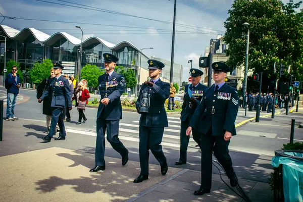 Reims, Fransa, 7 Mayıs 2025 Yabancı silahlı kuvvetler, Reims şehir merkezindeki savaş anıtının 80. yıldönümü anma törenine katılıyor..