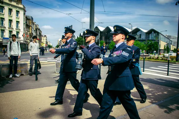 Reims, Fransa, 7 Mayıs 2025 Yabancı silahlı kuvvetler, Reims şehir merkezindeki savaş anıtının 80. yıldönümü anma törenine katılıyor..