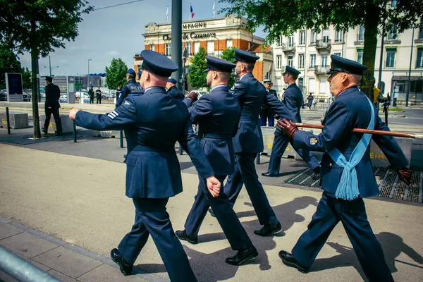 Reims, Fransa, 7 Mayıs 2025 Yabancı silahlı kuvvetler, Reims şehir merkezindeki savaş anıtının 80. yıldönümü anma törenine katılıyor..