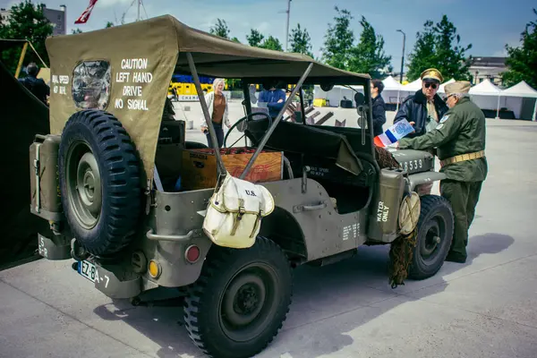 Reims, Fransa, 7 Mayıs 2025 2. Dünya Savaşı askeri kampı yeniden kuruldu. Özgürlük 'ün 80. yıldönümü anısına düzenlenen tören, askeri eşyalar ve araçlardan oluşuyor..