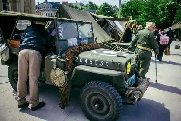 Reims, Fransa, 7 Mayıs 2025 2. Dünya Savaşı askeri kampı yeniden kuruldu. Özgürlük 'ün 80. yıldönümü anısına düzenlenen tören, askeri eşyalar ve araçlardan oluşuyor..