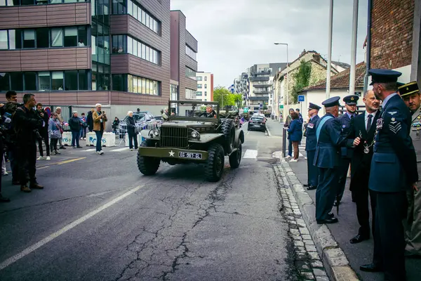 Reims, Fransa, 7 Mayıs 2025 Eski Askeri Araçlar Geçidi Reims caddelerinde gerçekleşir. Reims 'deki Özgürlük' ün 80. yıldönümüne katılıyorlar..