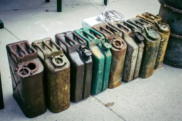 Reims, Fransa, 7 Mayıs 2025 2. Dünya Savaşı askeri kampı yeniden kuruldu. Özgürlük 'ün 80. yıldönümü anısına düzenlenen tören, askeri eşyalar ve araçlardan oluşuyor..