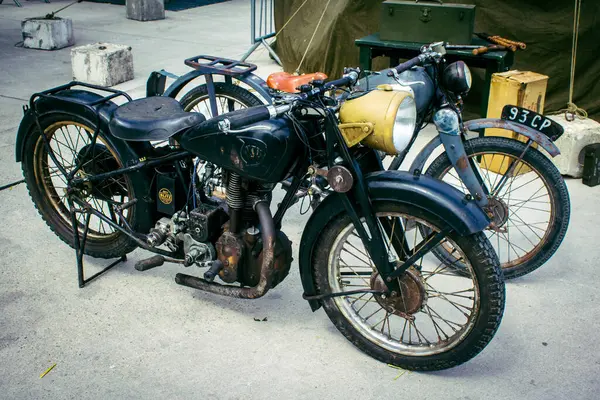 Reims, Fransa, 7 Mayıs 2025 2. Dünya Savaşı askeri kampı yeniden kuruldu. Özgürlük 'ün 80. yıldönümü anısına düzenlenen tören, askeri eşyalar ve araçlardan oluşuyor..