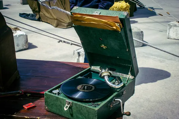 Reims, Fransa, 7 Mayıs 2025 2. Dünya Savaşı askeri kampı yeniden kuruldu. Özgürlük 'ün 80. yıldönümü anısına düzenlenen tören, askeri eşyalar ve araçlardan oluşuyor..