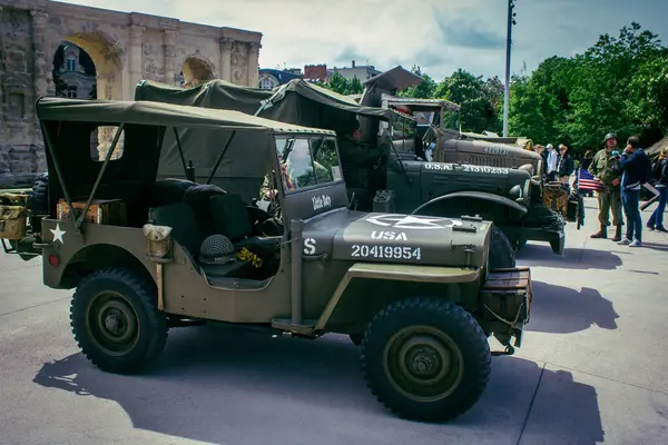 Reims, Fransa, 7 Mayıs 2025 2. Dünya Savaşı askeri kampı yeniden kuruldu. Özgürlük 'ün 80. yıldönümü anısına düzenlenen tören, askeri eşyalar ve araçlardan oluşuyor..