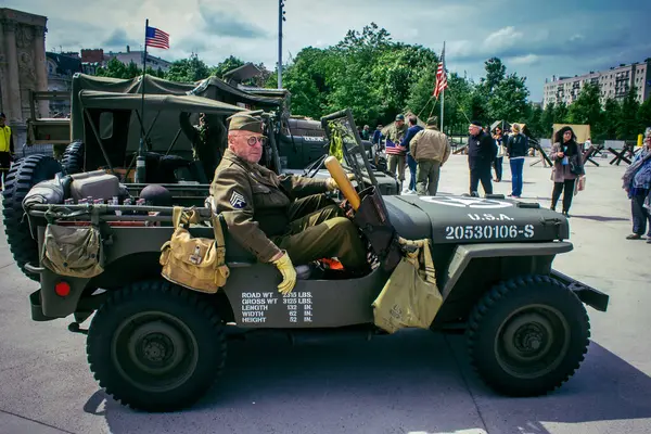 Reims, Fransa, 7 Mayıs 2025 2. Dünya Savaşı askeri kampı yeniden kuruldu. Özgürlük 'ün 80. yıldönümü anısına düzenlenen tören, askeri eşyalar ve araçlardan oluşuyor..