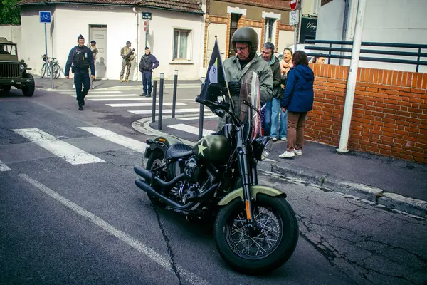 Reims, Fransa, 7 Mayıs 2025 Eski Askeri Araçlar Geçidi Reims caddelerinde gerçekleşir. Reims 'deki Özgürlük' ün 80. yıldönümüne katılıyorlar..