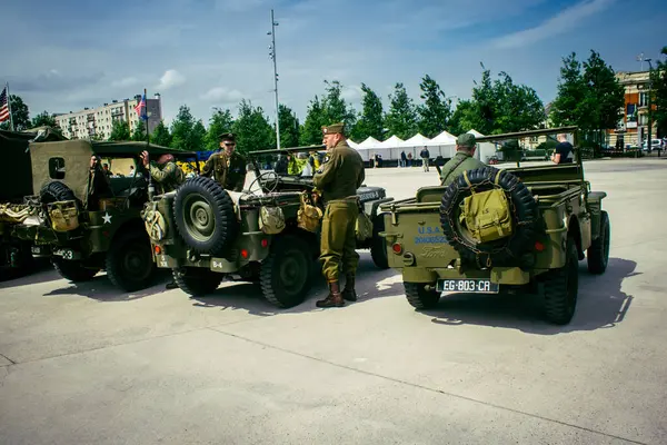 Reims, Fransa, 7 Mayıs 2025 2. Dünya Savaşı askeri kampı yeniden kuruldu. Özgürlük 'ün 80. yıldönümü anısına düzenlenen tören, askeri eşyalar ve araçlardan oluşuyor..
