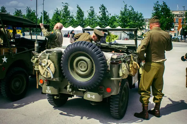 Reims, Fransa, 7 Mayıs 2025 2. Dünya Savaşı askeri kampı yeniden kuruldu. Özgürlük 'ün 80. yıldönümü anısına düzenlenen tören, askeri eşyalar ve araçlardan oluşuyor..