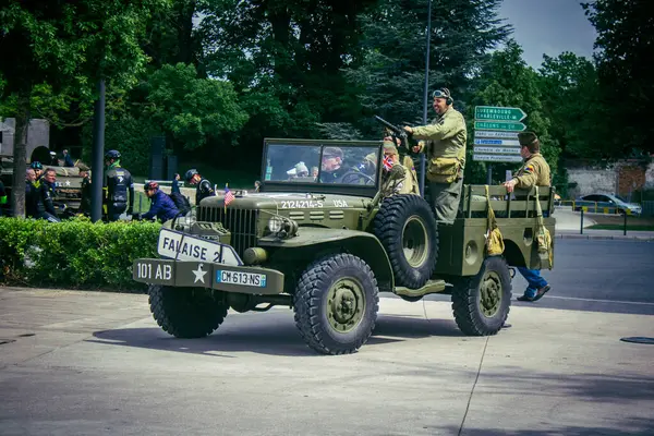 Reims, Fransa, 7 Mayıs 2025 2. Dünya Savaşı askeri kampı yeniden kuruldu. Özgürlük 'ün 80. yıldönümü anısına düzenlenen tören, askeri eşyalar ve araçlardan oluşuyor..