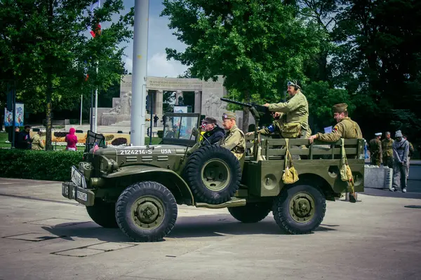 Reims, Fransa, 7 Mayıs 2025 2. Dünya Savaşı askeri kampı yeniden kuruldu. Özgürlük 'ün 80. yıldönümü anısına düzenlenen tören, askeri eşyalar ve araçlardan oluşuyor..