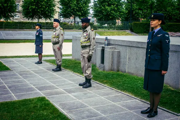 Reims, Fransa, 7 Mayıs 2025 Yabancı silahlı kuvvetler, Reims şehir merkezindeki savaş anıtının 80. yıldönümü anma törenine katılıyor..