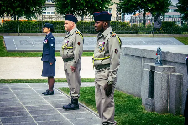 Reims, Fransa, 7 Mayıs 2025 Yabancı silahlı kuvvetler, Reims şehir merkezindeki savaş anıtının 80. yıldönümü anma törenine katılıyor..