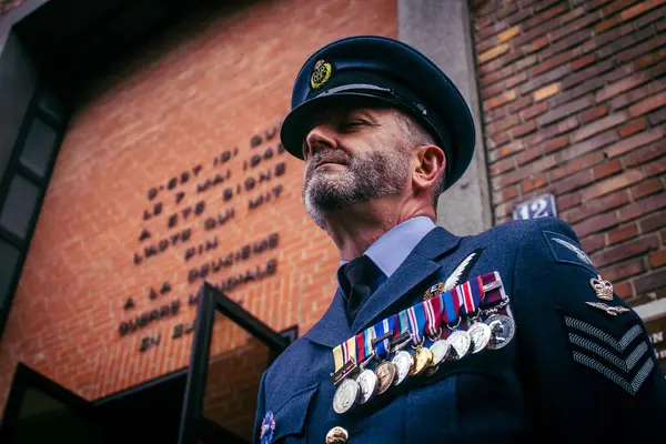 Reims, Fransa, 7 Mayıs 2025 II. Dünya Savaşı askeri üniformalarındaki hevesliler, Reims şehir merkezinde gerçekleşen özgürlüğün 80. yıldönümü kutlamalarına katıldılar..