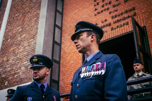 Reims, Fransa, 7 Mayıs 2025 II. Dünya Savaşı askeri üniformalarındaki hevesliler, Reims şehir merkezinde gerçekleşen özgürlüğün 80. yıldönümü kutlamalarına katıldılar..