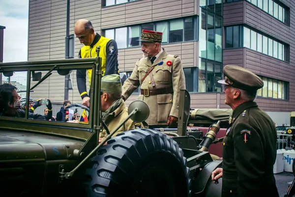 Reims, Fransa, 7 Mayıs 2025 II. Dünya Savaşı askeri üniformalarındaki hevesliler, Reims şehir merkezinde gerçekleşen özgürlüğün 80. yıldönümü kutlamalarına katıldılar..