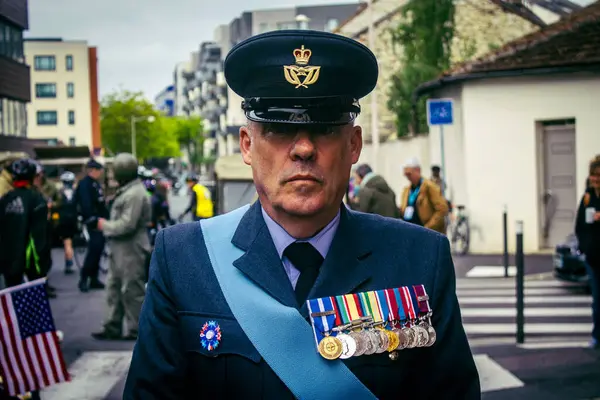 Reims, Fransa, 7 Mayıs 2025 II. Dünya Savaşı askeri üniformalarındaki hevesliler, Reims şehir merkezinde gerçekleşen özgürlüğün 80. yıldönümü kutlamalarına katıldılar..