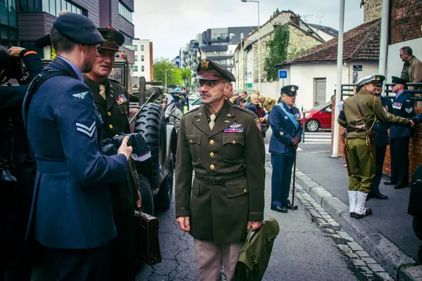 Reims, Fransa, 7 Mayıs 2025 II. Dünya Savaşı askeri üniformalarındaki hevesliler, Reims şehir merkezinde gerçekleşen özgürlüğün 80. yıldönümü kutlamalarına katıldılar..