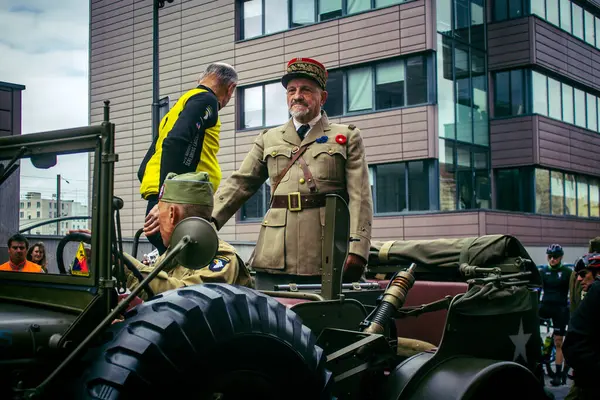 Reims, Fransa, 7 Mayıs 2025 II. Dünya Savaşı askeri üniformalarındaki hevesliler, Reims şehir merkezinde gerçekleşen özgürlüğün 80. yıldönümü kutlamalarına katıldılar..