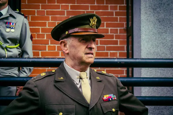 Reims, Fransa, 7 Mayıs 2025 II. Dünya Savaşı askeri üniformalarındaki hevesliler, Reims şehir merkezinde gerçekleşen özgürlüğün 80. yıldönümü kutlamalarına katıldılar..