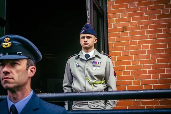 Reims, Fransa, 7 Mayıs 2025 II. Dünya Savaşı askeri üniformalarındaki hevesliler, Reims şehir merkezinde gerçekleşen özgürlüğün 80. yıldönümü kutlamalarına katıldılar..