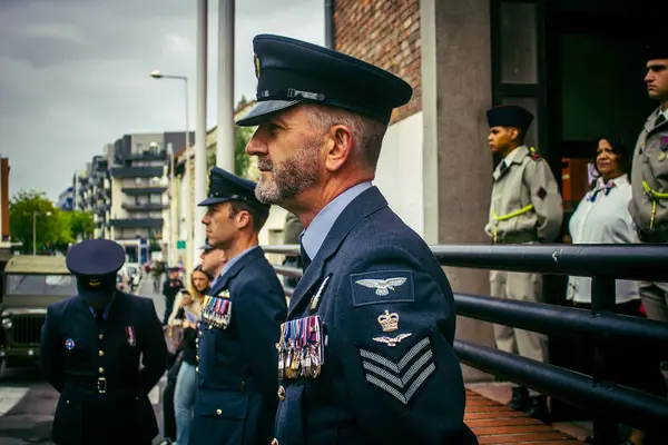 Reims, Fransa, 7 Mayıs 2025 II. Dünya Savaşı askeri üniformalarındaki hevesliler, Reims şehir merkezinde gerçekleşen özgürlüğün 80. yıldönümü kutlamalarına katıldılar..