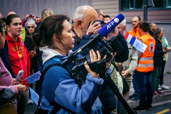 Reims, Fransa, 7 Mayıs, 2025 Gazeteciler, Reims şehir merkezindeki savaş anıtına Özgürlük 'ün 80. yıldönümü anma törenine katılıyor..