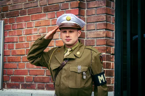 Reims, Fransa, 7 Mayıs 2025 II. Dünya Savaşı askeri üniformalarındaki hevesliler, Reims şehir merkezinde gerçekleşen özgürlüğün 80. yıldönümü kutlamalarına katıldılar..