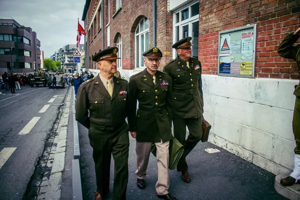 Reims, Fransa, 7 Mayıs 2025 II. Dünya Savaşı askeri üniformalarındaki hevesliler, Reims şehir merkezinde gerçekleşen özgürlüğün 80. yıldönümü kutlamalarına katıldılar..