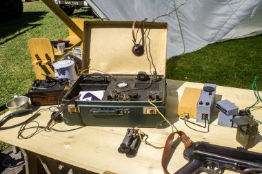 Reims, Fransa, 10 Mayıs 2025 1945 Amerikan Müttefik askeri kampının tarihi canlandırması. Sergide kostümlü insanlar, araçlar, silahlar, lojistik ve II. Dünya Savaşı sırasında kullanılan dönem aksesuarları yer alıyor.