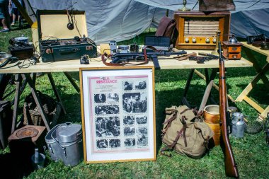 Reims, Fransa, 10 Mayıs 2025 1945 Amerikan Müttefik askeri kampının tarihi canlandırması. Sergide kostümlü insanlar, araçlar, silahlar, lojistik ve II. Dünya Savaşı sırasında kullanılan dönem aksesuarları yer alıyor.